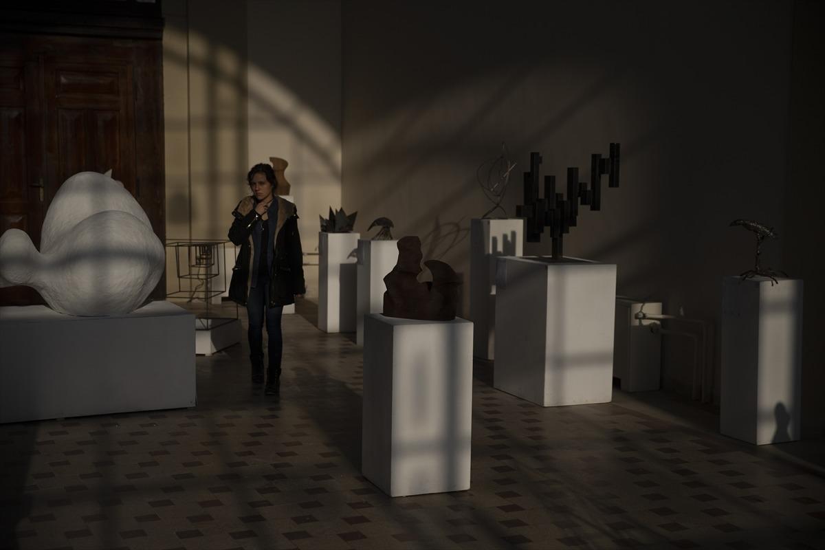 &Ouml;ğrencilerin yaptığı heykeller, a&ccedil;ık artırmayla satılarak &ouml;ğrencilere burs verilecek