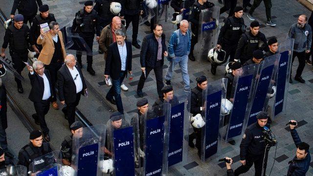 HDP'li milletvekilleri, İstanbul İl Kongresi'ne dair çağrı bildirisini İstiklal Caddesi'nde polis ablukası altında dağıttı (2 Kasım 2019)
