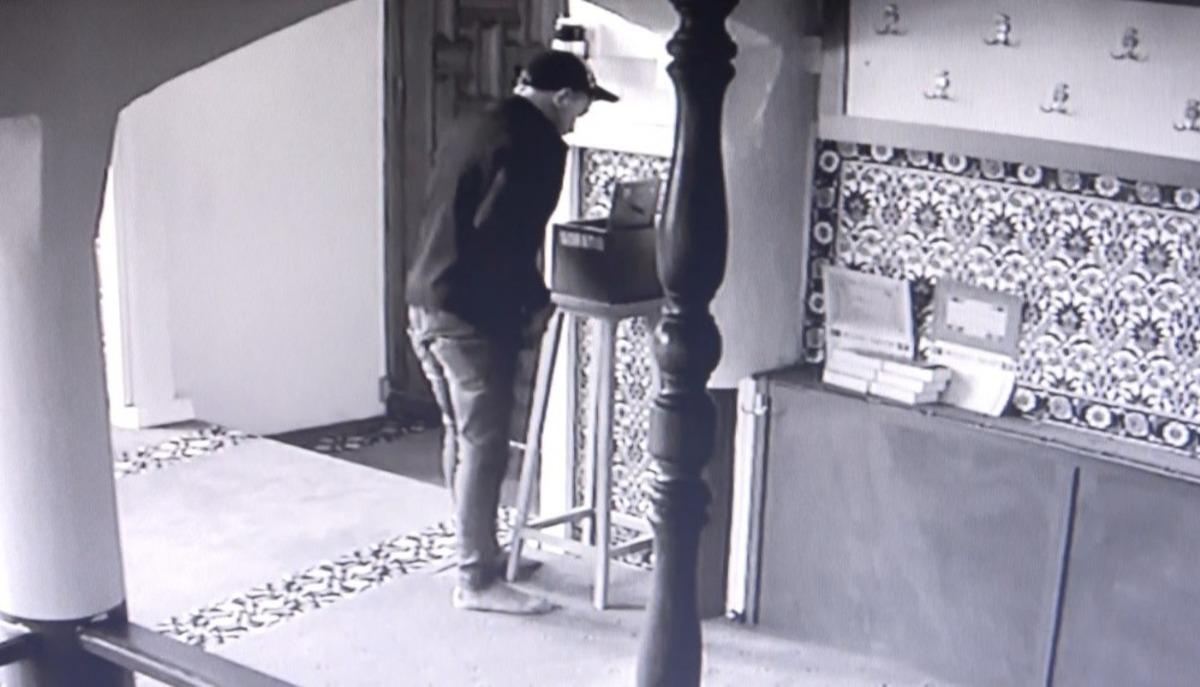 &Ouml;nce dua ettiler, sonra kapıyı kırıp camiyi soydular