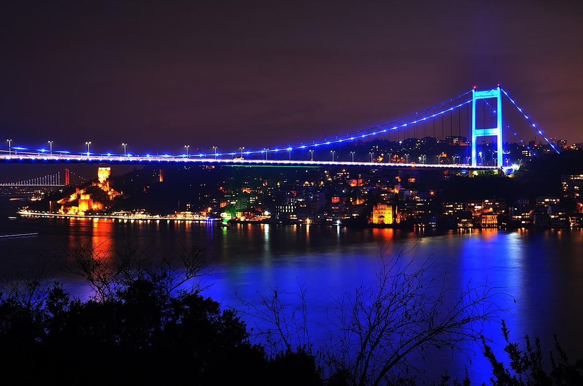 Galata Kulesi ve FSM K&ouml;pr&uuml;s&uuml;, D&uuml;nya &Ccedil;ocuk G&uuml;n&uuml;'nde maviye b&uuml;r&uuml;nd&uuml;