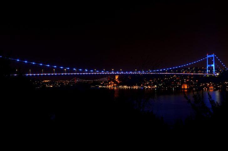 Galata Kulesi ve FSM Köprüsü, Dünya Çocuk Günü'nde maviye büründü G3