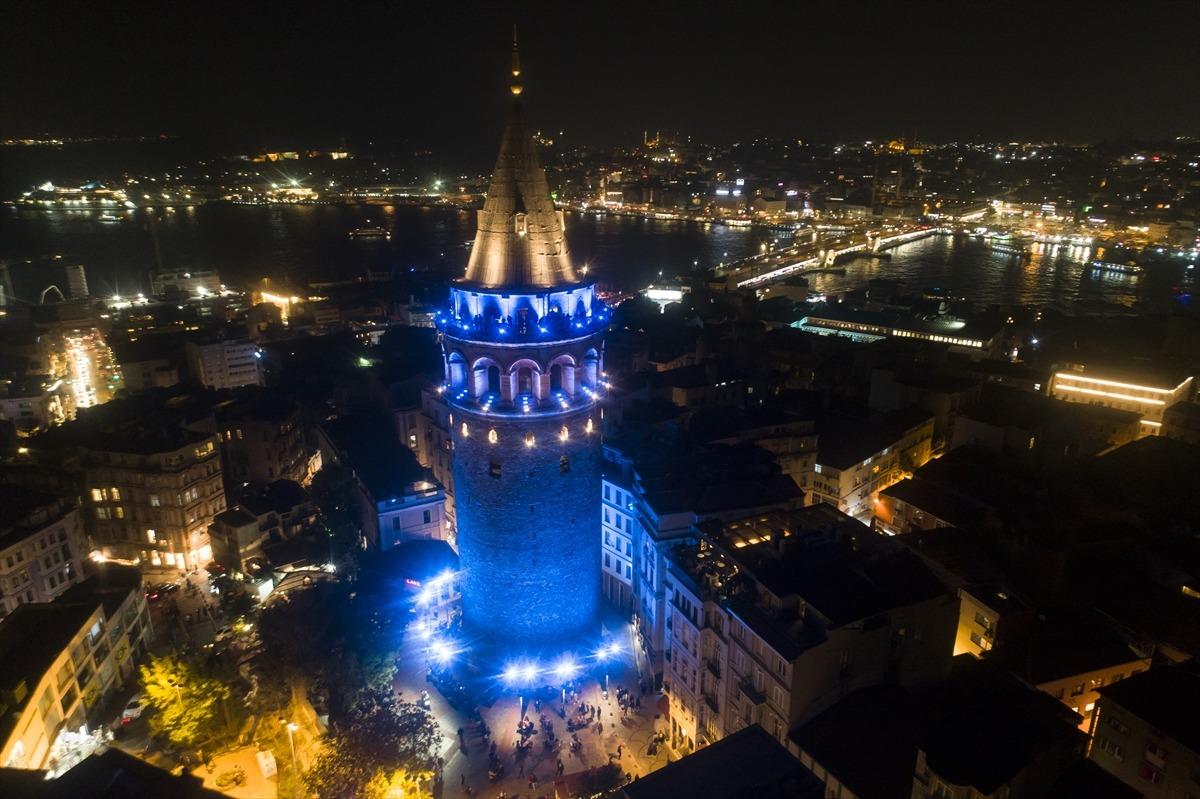 Galata Kulesi ve FSM K&ouml;pr&uuml;s&uuml;, D&uuml;nya &Ccedil;ocuk G&uuml;n&uuml;'nde maviye b&uuml;r&uuml;nd&uuml;