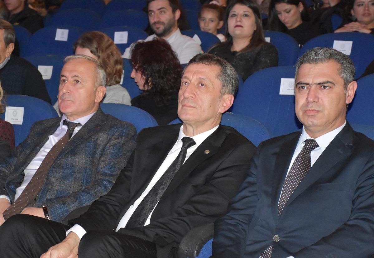 &Ouml;ğretmenler başkentte halk oyunları g&ouml;sterisi sundu