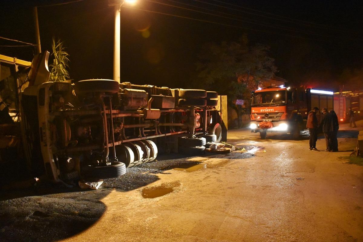 Manisa'da tır devrildi: 1 yaralı