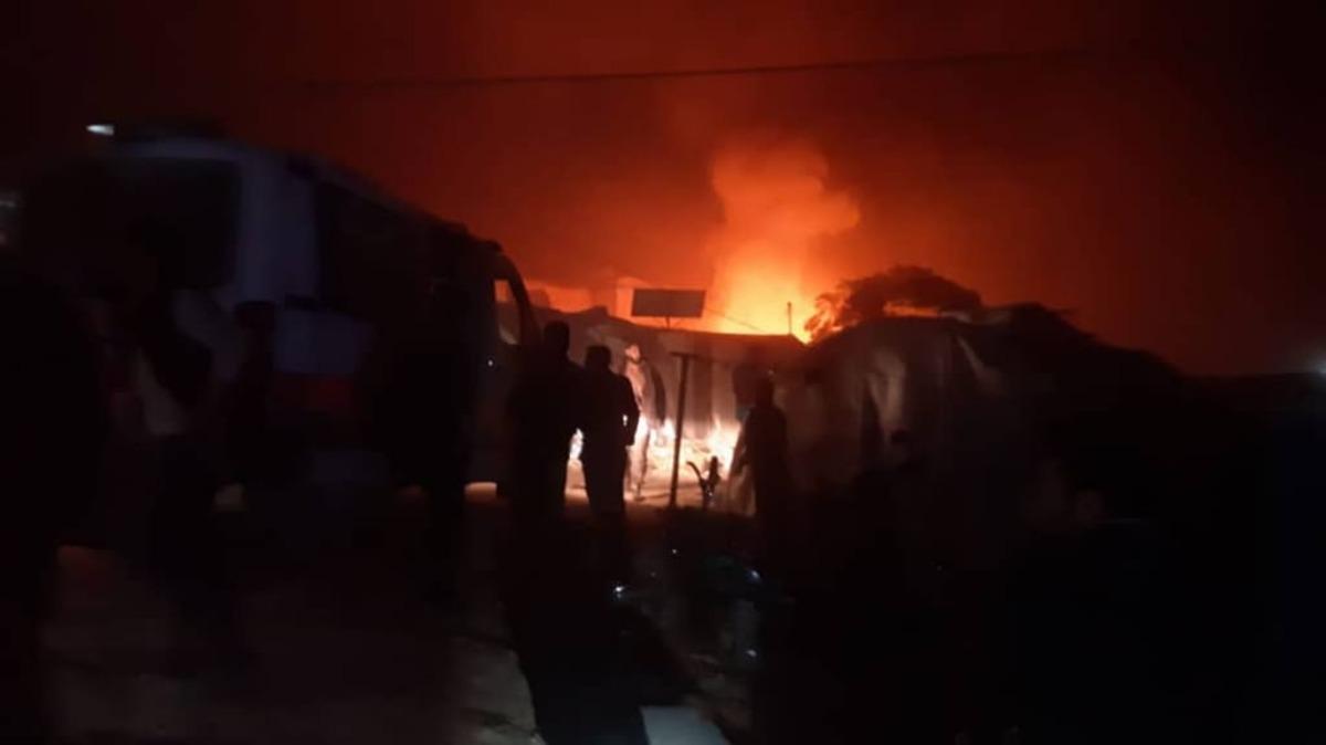 İdlib'e f&uuml;zeli saldırı! Hastane ve &ccedil;adırları hedef aldılar: &Ouml;l&uuml; ve yaralılar var