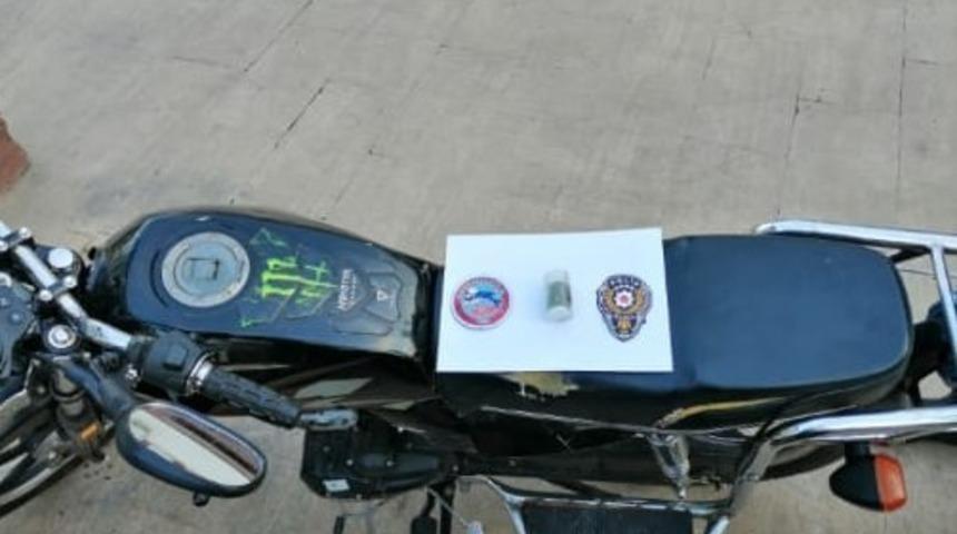 &Ccedil;alıntı motosikletle gezen şahıstan uyuşturucu madde &ccedil;ıktı