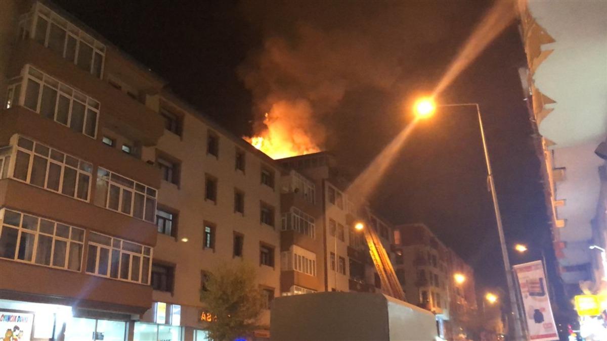 Kars'ta, apartmanın &ccedil;atı katında &ccedil;ıkan yangın panik yarattı