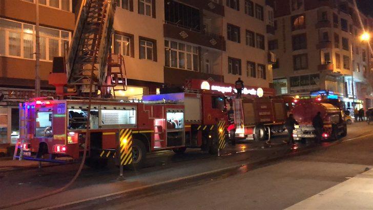 Kars'ta, apartmanın çatı katında çıkan yangın panik yarattı G2