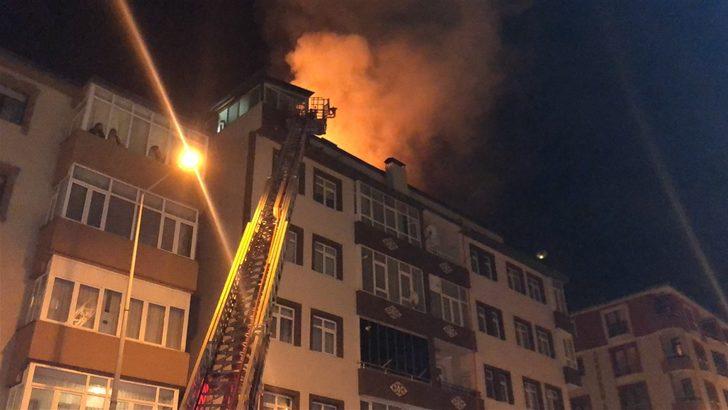 Kars'ta, apartmanın çatı katında çıkan yangın panik yarattı G3