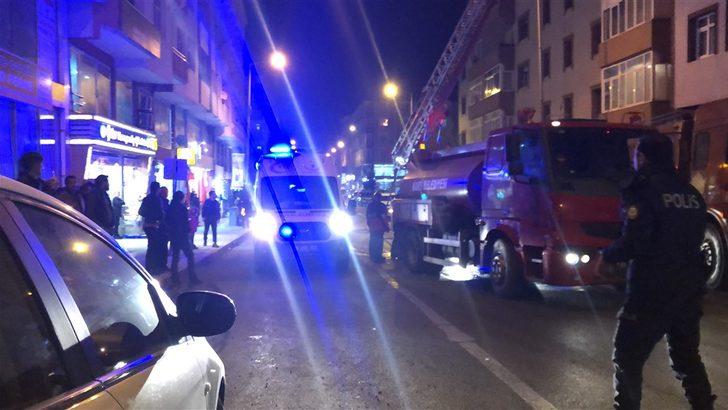 Kars'ta, apartmanın çatı katında çıkan yangın panik yarattı G5