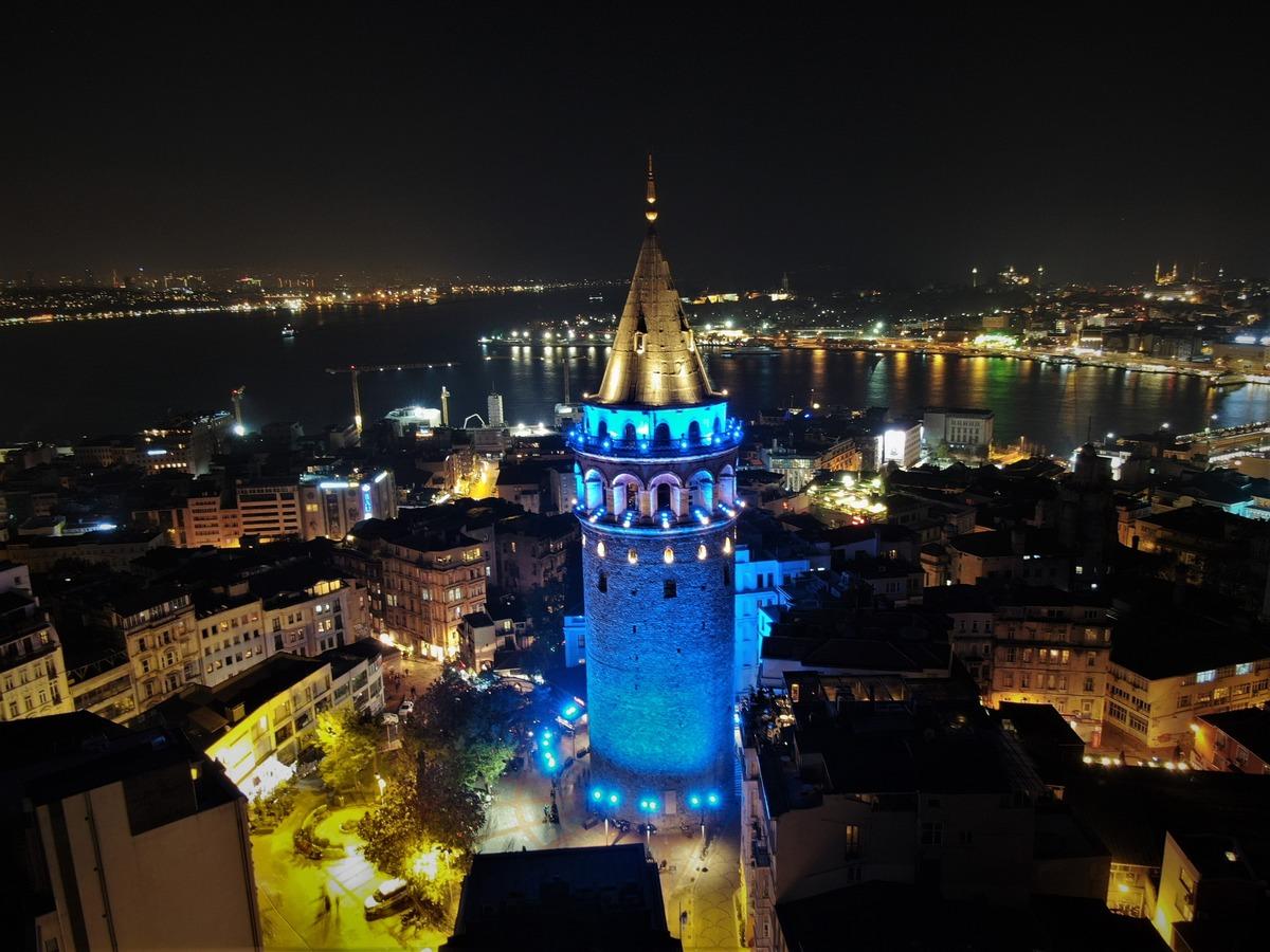 &Ccedil;ocuklar i&ccedil;in maviye b&uuml;r&uuml;nen Galata ve Beyazıt Kulesi havadan g&ouml;r&uuml;nt&uuml;lendi