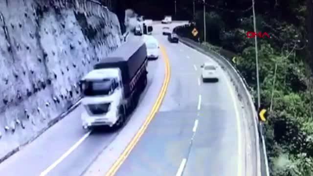 Virajı alamayan akaryakıt tankeri dehşeti yaşattı