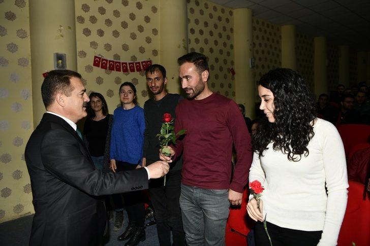 Vali Akbıyık’tan öğretmenlere gül G2