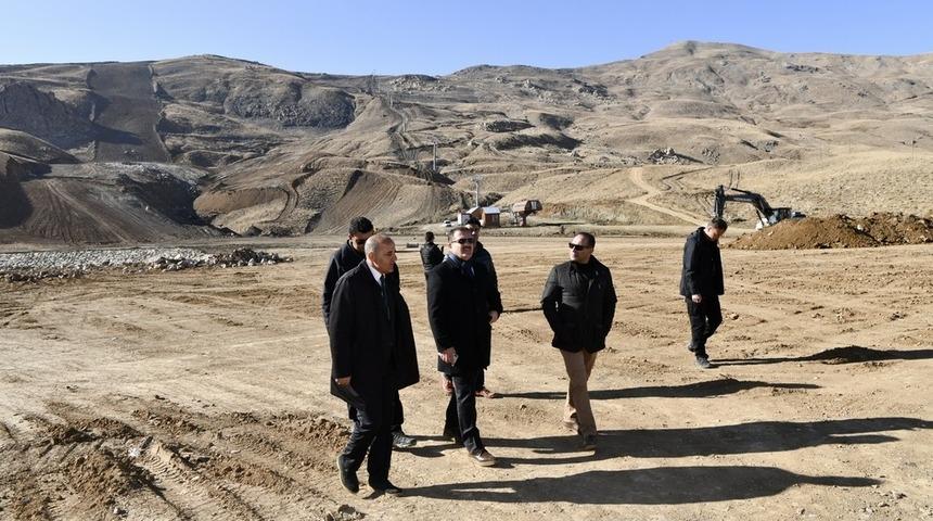 Vali Akbıyık, kayak merkezinde incelemelerde bulundu