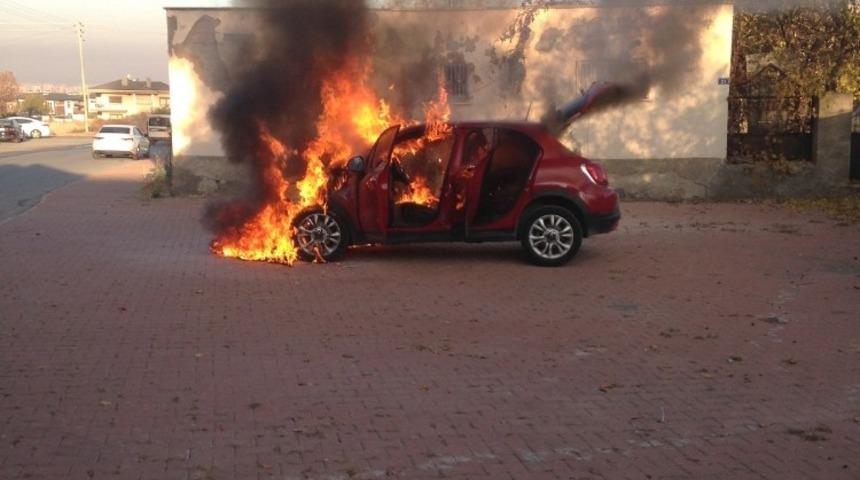 Park halindeyken alev alan otomobil kullanılamaz hale geldi