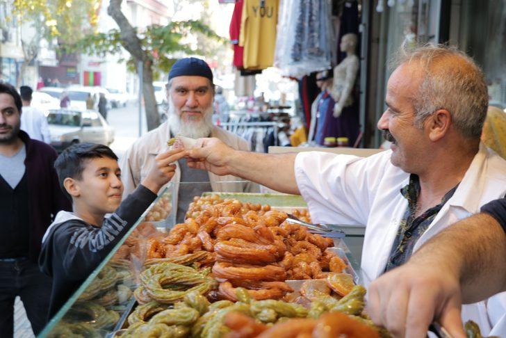 Kıvrım tatlısında ne glikoz var ne de gıda boyası! Almak için sıraya giriyorlar G3