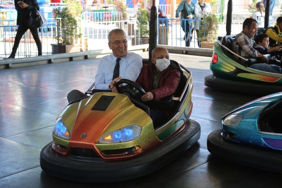 Başkan Tarhan, l&ouml;semili &ccedil;ocuklarla lunaparkta eğlendi