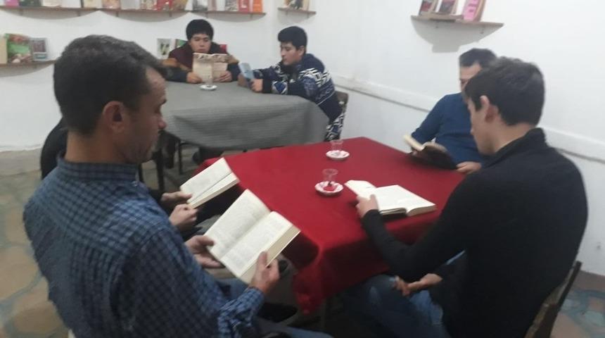 Bu kıraathanede kitap okuyana çay ücretsiz