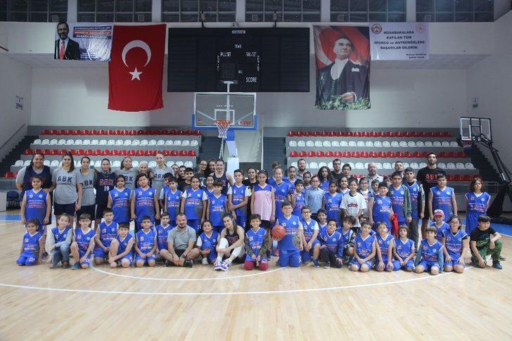 Minik basketbolcular ablalarıyla buluştu G4