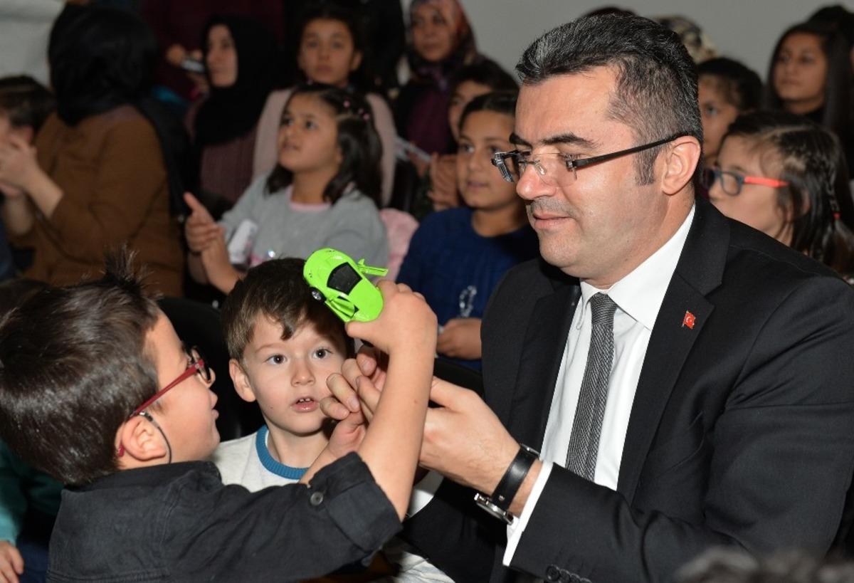 Vali Memiş, &ccedil;ocuklarla pasta kesti, horon oynadı