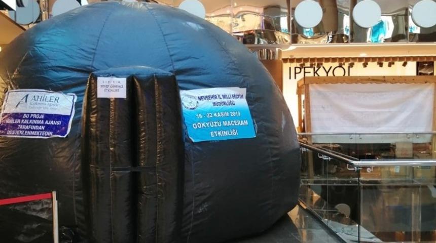 &Ouml;ğrenciler ara tatilini Nissara AVM&rsquo;de planetaryum &ccedil;adırında ge&ccedil;iriyor
