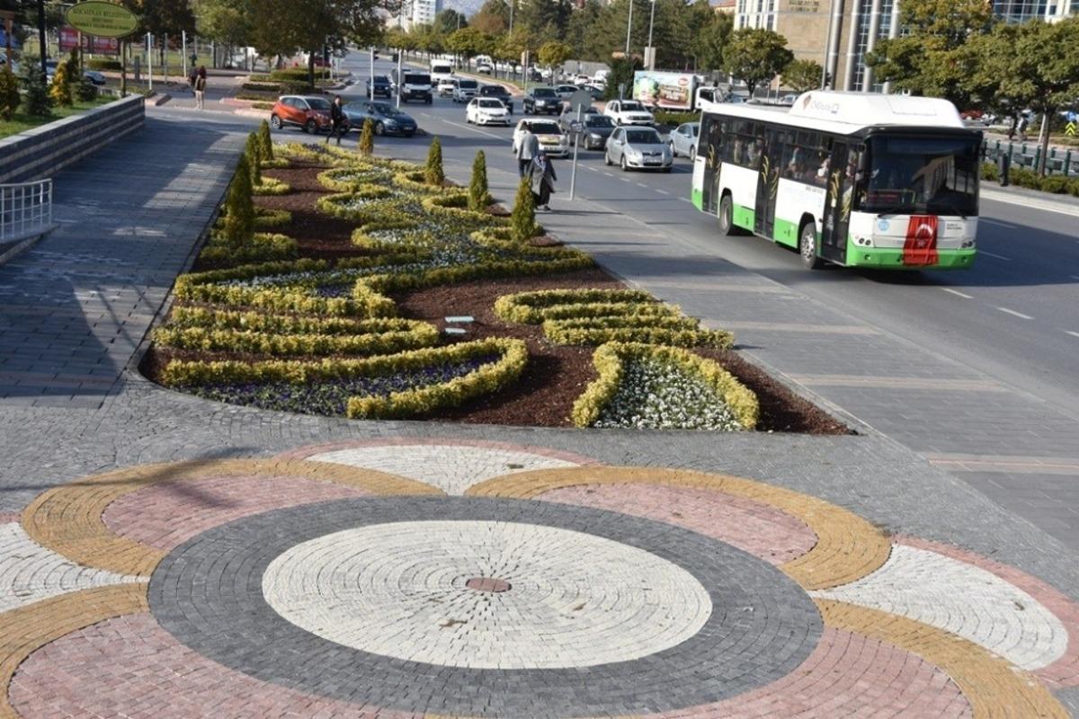 Kocasinan&rsquo;da estetik g&ouml;r&uuml;n&uuml;ml&uuml; kavşaklar g&ouml;z dolduruyor