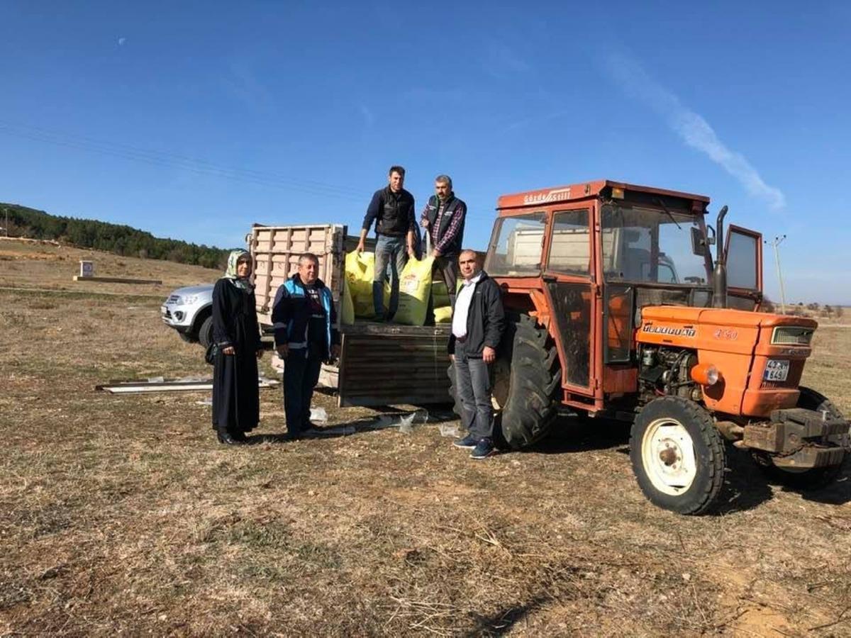 K&ouml;ylerdeki meralarda g&uuml;breleme &ccedil;alışmaları
