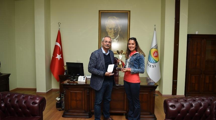 Başkan Bozdoğan, Tarsuslu Milli Atlet Karataş&rsquo;ı tebrik etti