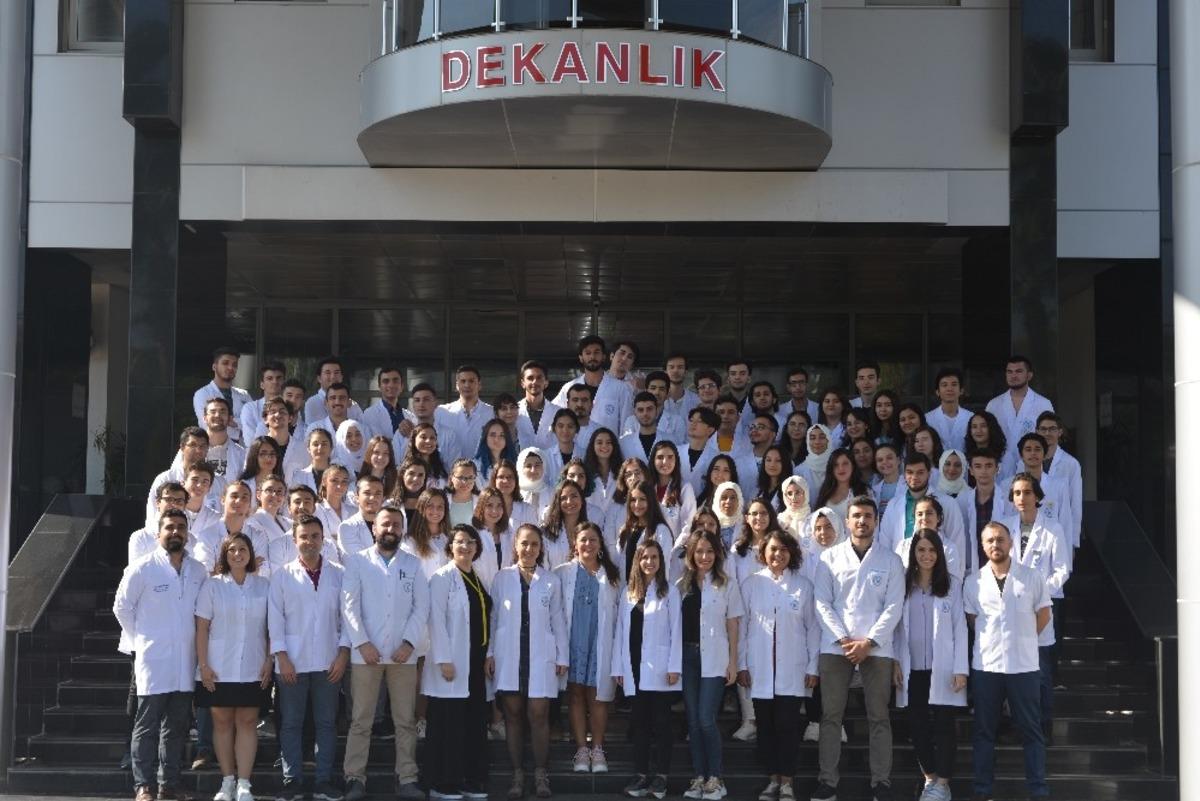 ALK&Uuml;&rsquo;de hekim adayları beyaz &ouml;nl&uuml;k giydi