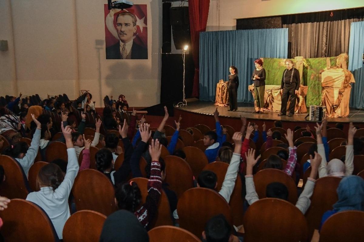 Başkentli &ccedil;ocuklar kukla festivalinde