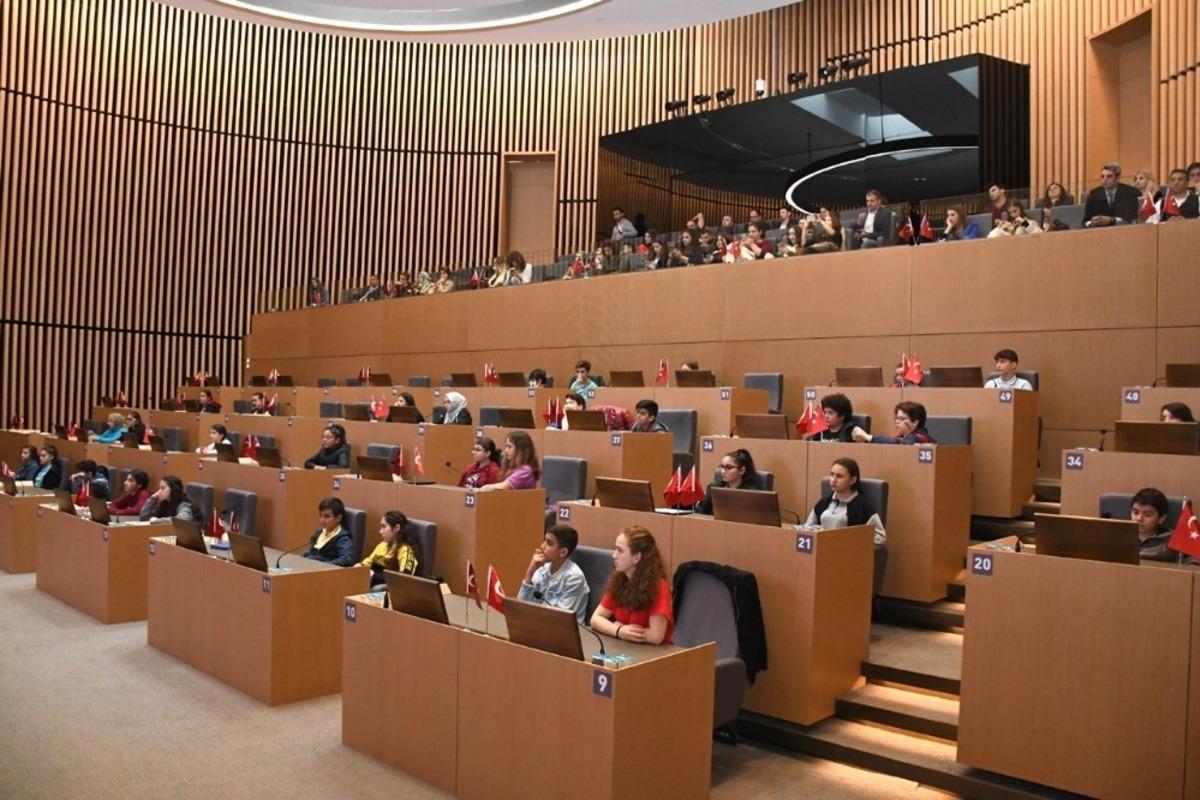 K&uuml;&ccedil;&uuml;k&ccedil;ekmece&rsquo;de bilbordlar &rsquo;&ccedil;ocuk hakları&rsquo; ile donatıldı