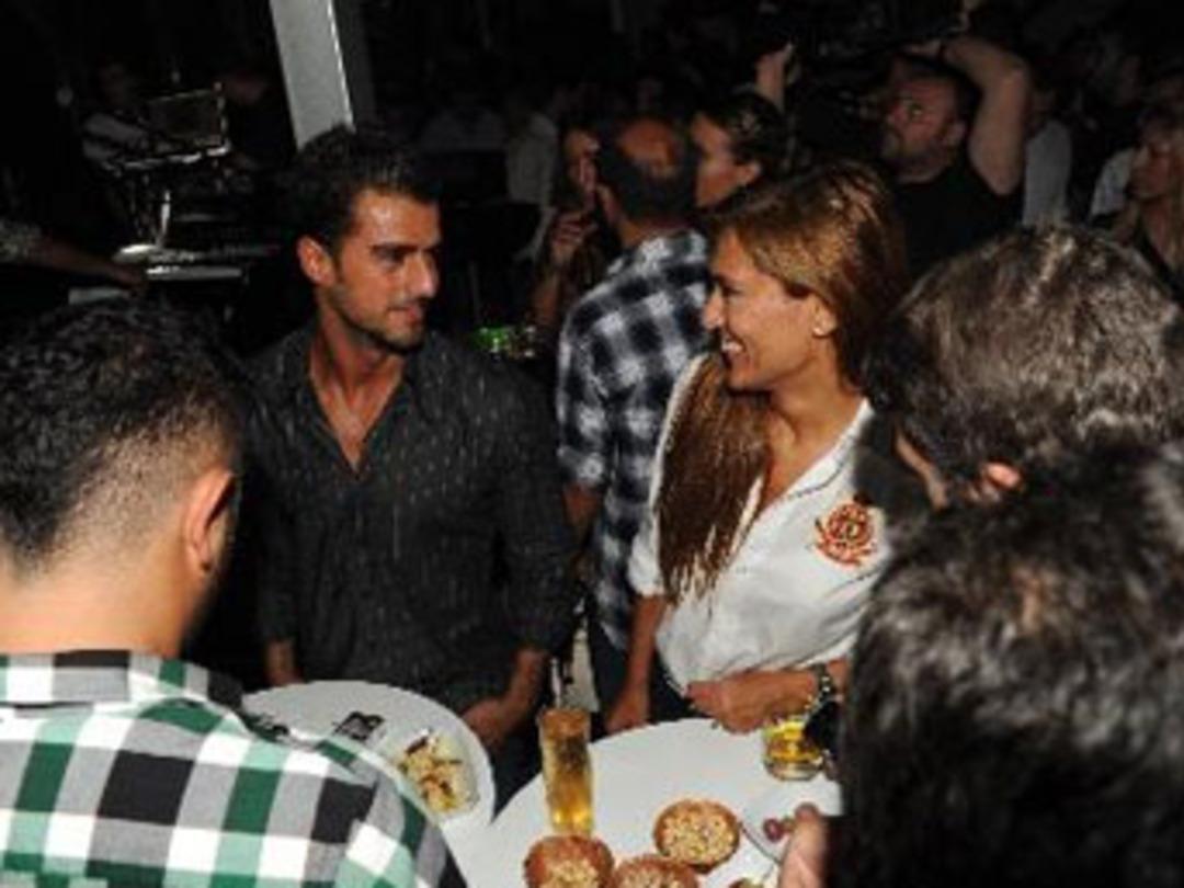 Gen&ccedil; sevgilisini tanıttı