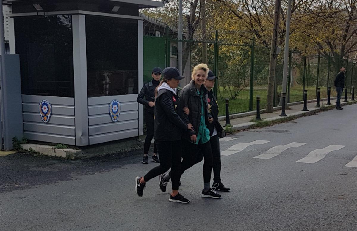 Beşiktaş&rsquo;ta baş&ouml;rt&uuml;l&uuml; &ouml;ğretmene saldırmıştı! Kameralara g&uuml;l&uuml;mseyerek gitti