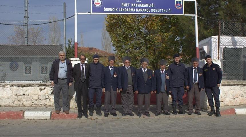 Milli m&uuml;cadele madalyası almaya giden gazilere jandarmadan ikram