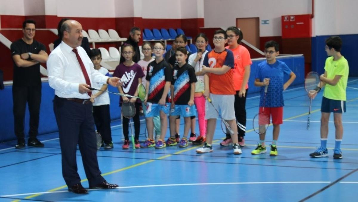 K&uuml;tahya&rsquo;da ara tatildeki &ouml;ğrenciler i&ccedil;in badminton etkinliği
