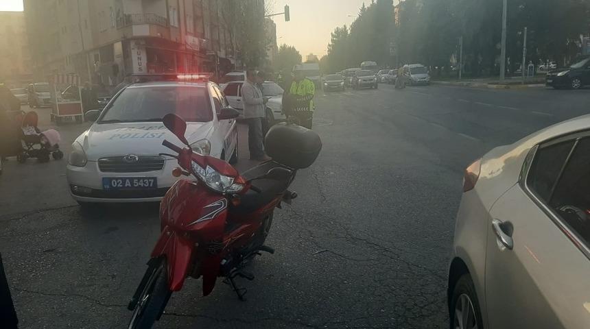 Otomobil ile motosiklet &ccedil;arpıştı: 1 yaralı