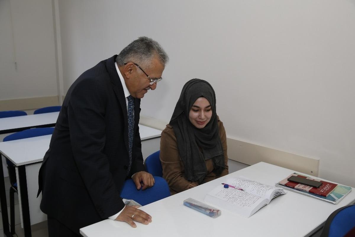 Başkan B&uuml;y&uuml;kkılı&ccedil;&rsquo;tan okumaya ve eğitime destek