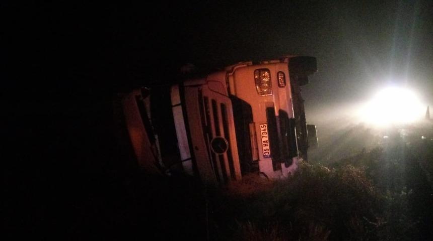 Saman balyası y&uuml;kl&uuml; tır devrildi: 2 yaralı