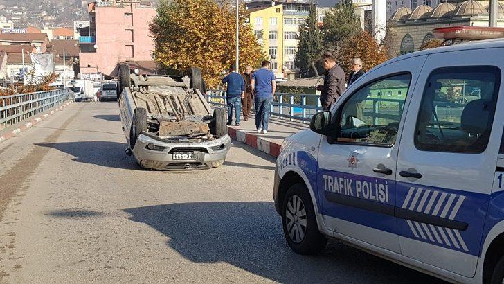 Kaldırıma çarpan otomobil ters döndü G1