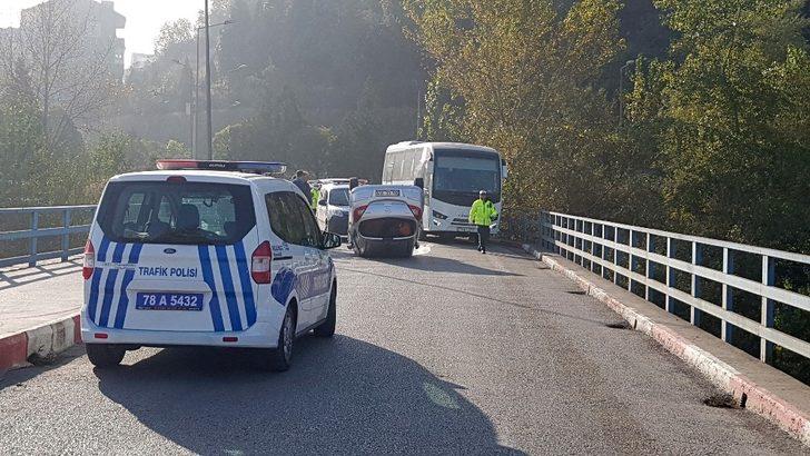 Kaldırıma çarpan otomobil ters döndü G2