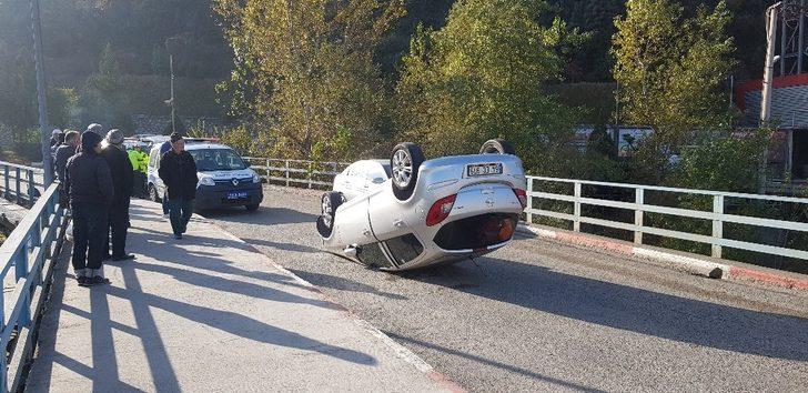 Kaldırıma çarpan otomobil ters döndü G3