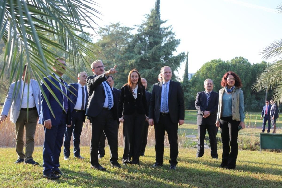 Vali Karaloğlu Akdeniz &Uuml;niversitesi Botanik Bah&ccedil;esi&rsquo;ni gezdi