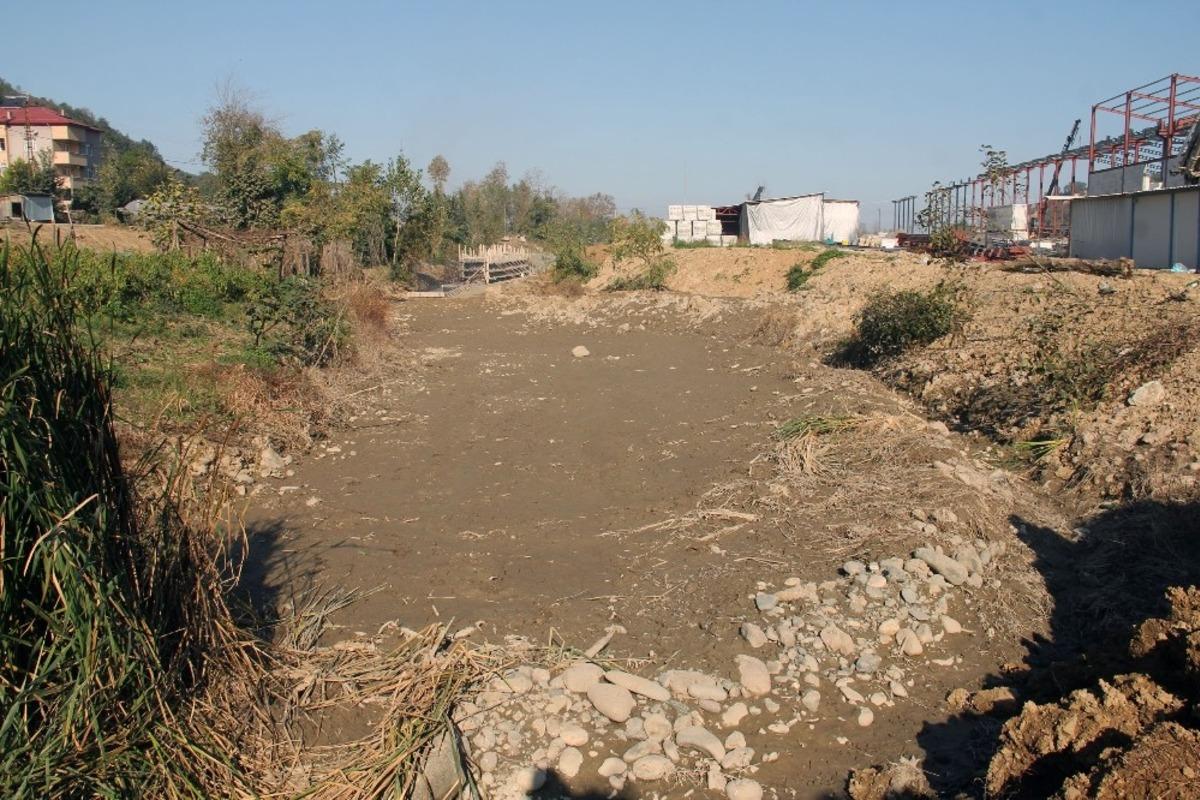 Dere kurudu, &ldquo;Balık avlamak yasaktır&rdquo; tabelası kaldı