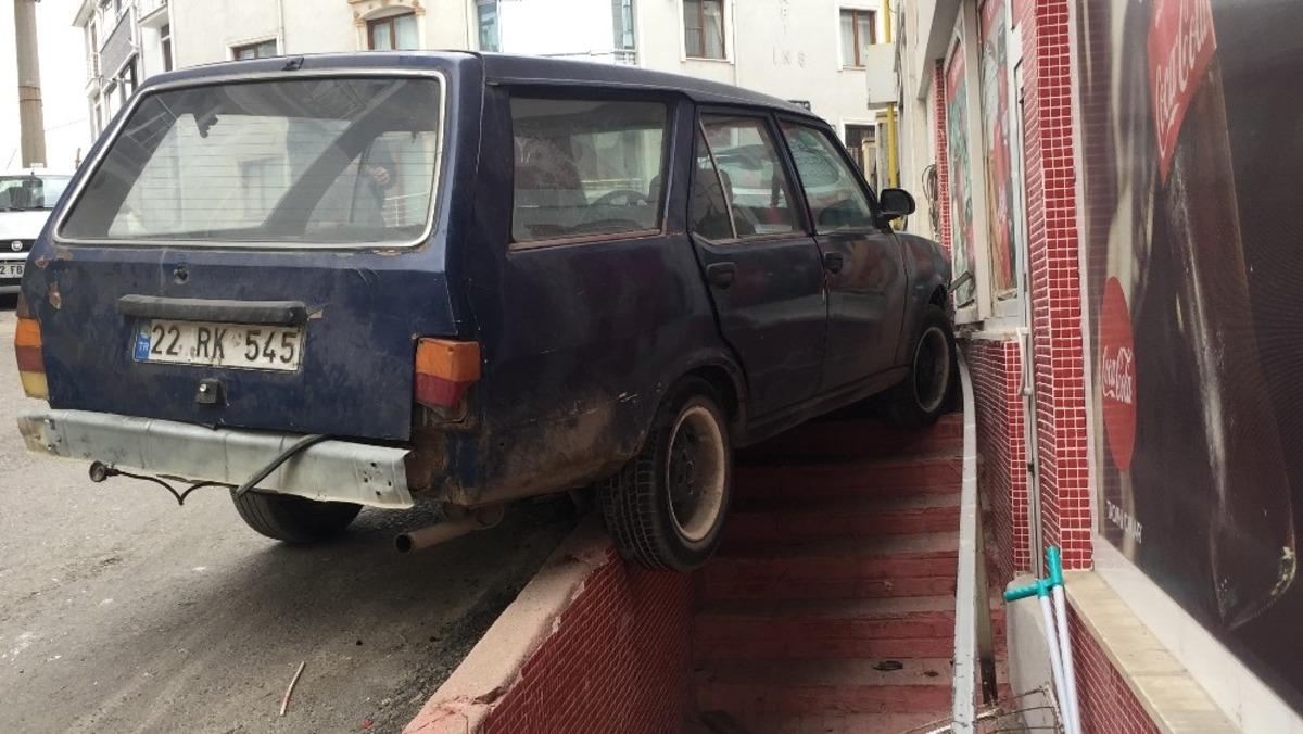 Otomobil merdiven trabzanlarını kırıp marketin camına &ccedil;arptı