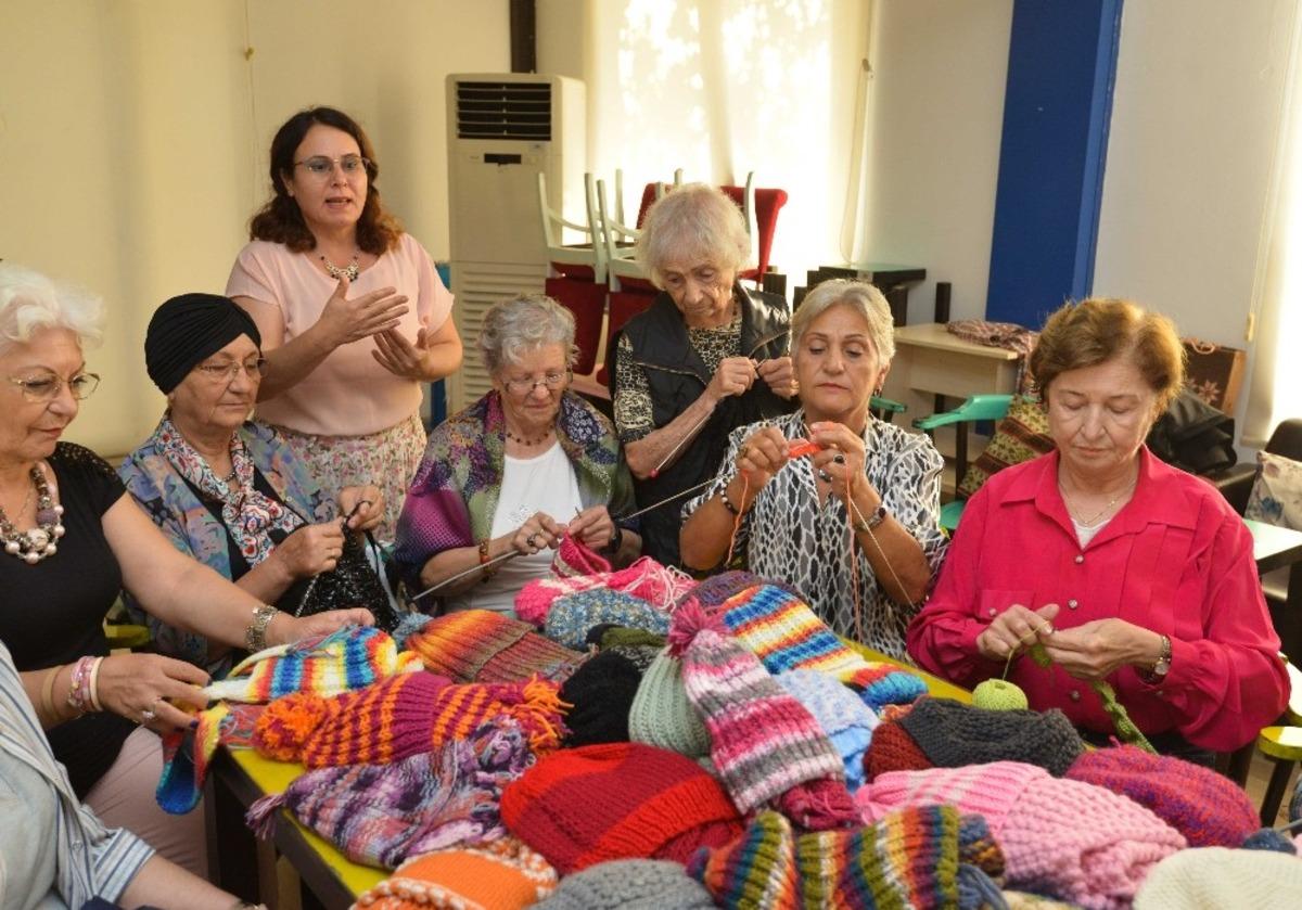 Yaşlılar &ouml;r&uuml;yor Antalya&rsquo;nın k&ouml;y okulundaki minikler ısınıyor