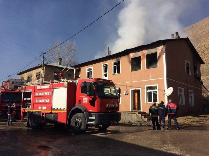 Bayburt’ta yangın faciası! 2 çocuk ve engelli hala hayatını kaybetti G5