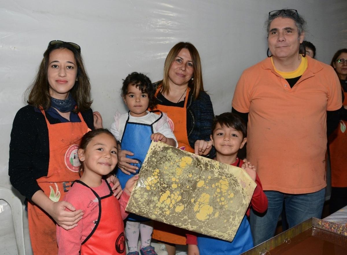 Minikler Ebru sanatını &ouml;ğreniyor