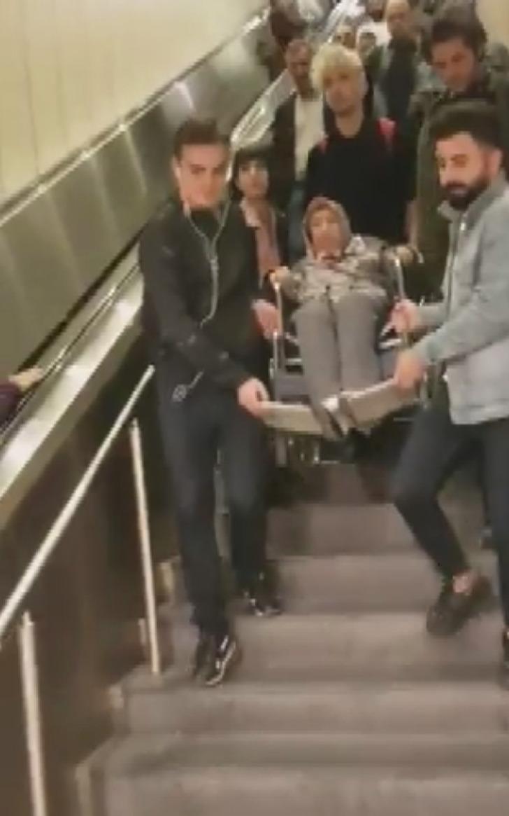 Metrobüs durağında bozuk asansör engeli! Çevredekilerin yardımıyla indirildi G1