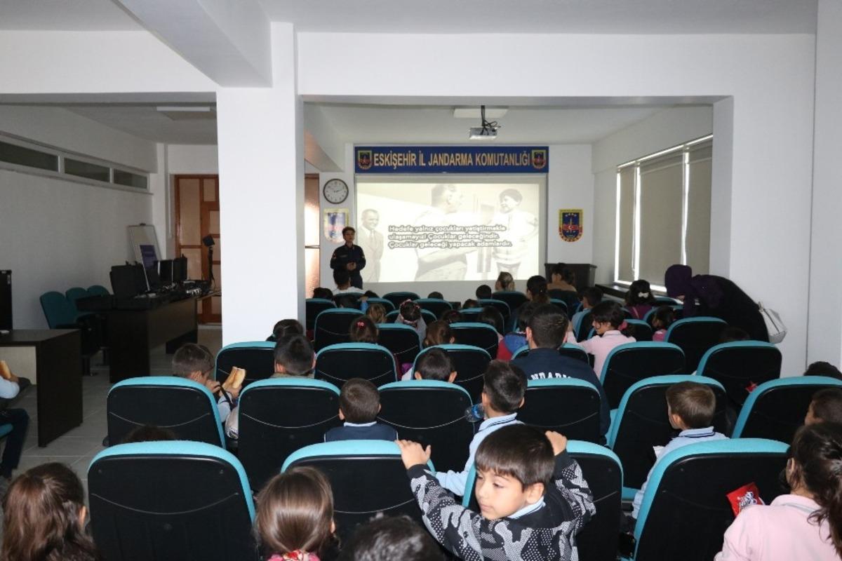 Jandarmadan D&uuml;nya &Ccedil;ocuk Hakları G&uuml;n&uuml; etkinliği