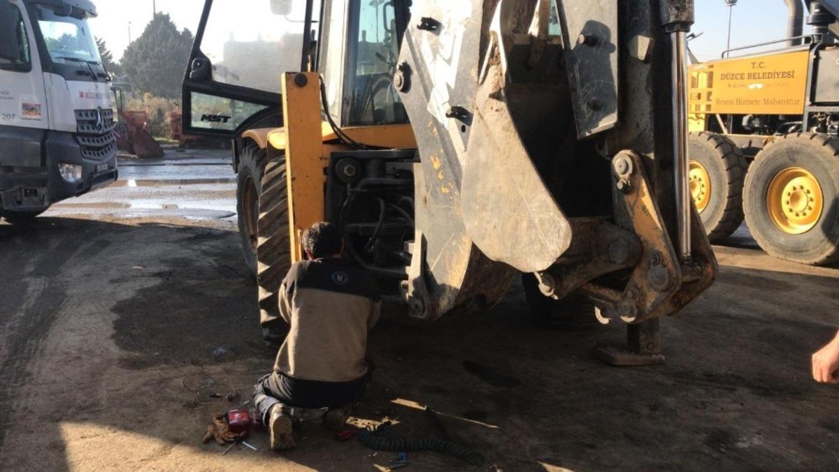 D&uuml;zce Belediyesi ara&ccedil;ların bakımını kendi yapıyor